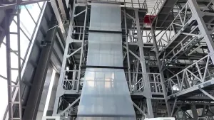 Machine de fabrication de film soufflé à trois couches en fonctionnement